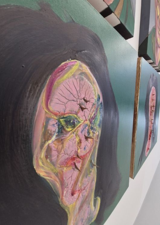 장규돈이 그린 '머리 1'(2021)의 표면. 인물 위에 엄나무 가시 6개를 붙였다. 권근영 기자