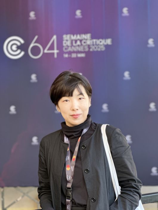정유미 감독은 제78회 칸영화제에서 '안경'으로 비평가주간 단편 경쟁 부문에 공식 초청됐다. 한국 애니 최초로 해당 부문에 선정된 작품이다. 사진 매치컷