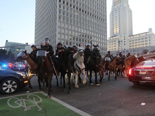 10일(현지시간) 미국 캘리포니아주 로스앤젤레스 도심에서 통행금지령이 발효되자 기마경찰대가 거리의 사람들을 해산시키고 있다. 신화통신=연합