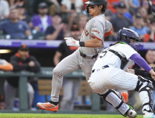 3회 3루타를 때려낸 뒤 아다메스의 우익수 희생플라이 때 홈을 밟는 이정후. AP=연합뉴스