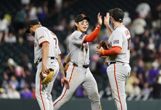 콜로라도를 꺾고 7연승을 확정 지은 직후 동료들과 하이파이브를 나누는 이정후(가운데). 로이터=연합뉴스