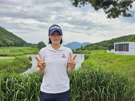 아마추어 박서진(오른쪽)이 13일 열린 한국여자오픈 2라운드를 끝내고 포즈를 취하고 있다. 사진 대한골프협회