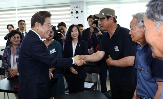 이재명 대통령이 13일 경기도 파주시 장단면 행정복지센터에서 접경지 주민 간담회 후 기념촬영을 하고 있다. 대통령통신사진기자단