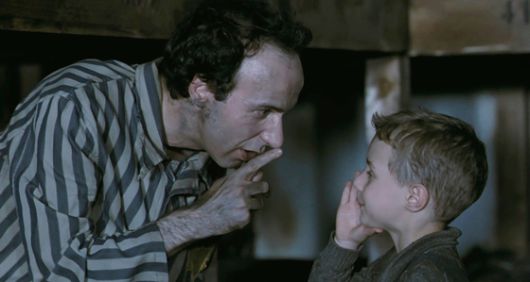 홀로코스트 비극 속에서 감동적인 가족애를 그린 영화 '인생은 아름다워'.  사진 팝엔터테인먼트