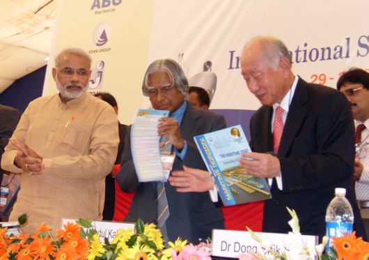 2015년 방한한 나렌드라 모디 인도 총리(왼쪽)와 해양 분야 협력 방안을 논의하고 있는 신동식 회장(오른쪽). 현재는 인도 정부에 조선소 건립 자문을 하고 있다. [중앙포토]