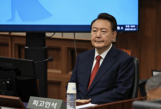 윤석열 전 대통령이 지난 4월 21일 서울 서초구 서울중앙지법에서 열린 내란 우두머리 혐의 형사재판 2차 공판에 출석해 있다. 사진공동취재단