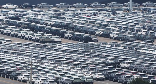 13일 경기 평택시 포승읍 평택항 자동차전용부두에 수출용 차량들이 세워져 있다.   도널드 트럼프 미국 대통령이 지난 12일(현지시간) 투자 촉진을 위해 현재 25%인 자동차 관세를 머지않은 시점에 추가로 인상할 수 있다고 밝혀 국내 자동차 산업이 타격을 받을 것으로 예상된다. 뉴스1