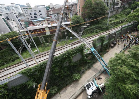 13일 서울 서대문구 신촌역에 열차 운행 전면 중단 안내문이 놓여 있다. 연합뉴스