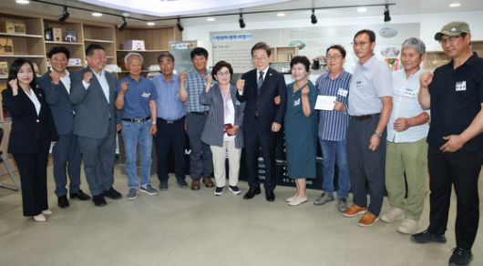 이재명 대통령이 13일 경기도 연천군 육군 25사단 비룡전망대에서 장병들을 격려하고 있다. 연합뉴스