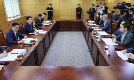 김민석 국무총리 후보자가 13일 서울 종로구 통의동 금융감독연수원에 마련된 청문회 준비단 사무실에서 열린 밥상물가 안정을 위한 경청 간담회에서 발언하고 있다. 연합뉴스