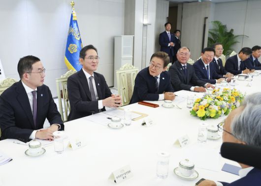 최태원 SK그룹 회장 겸 대한상공회의소 회장이 13일 서울 용산 대통령실에서 열린 이재명 대통령과의 6경제단체·기업인 간담회에서 발언하고 있다. 대통령실통신사진기자단