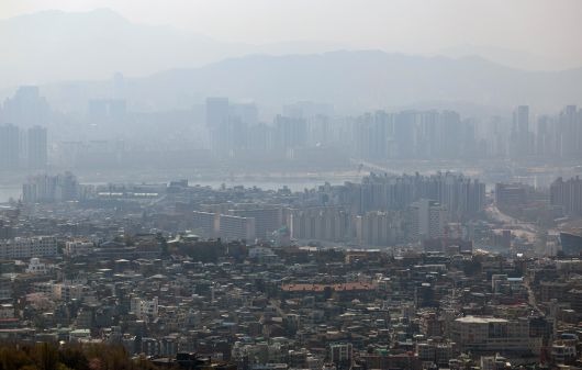 초미세먼지 농도가 나쁨 수준을 보인 날, 서울 중구 남산에서 바라본 도심이 뿌옇다. 연합뉴스