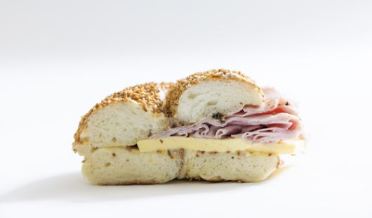 담백한 맛의 베이글을 반으로 갈라 잠봉햄, 버터, 쪽파, 치즈 크림 등 다양한 맛을 가미한 ‘런던 베이글 뮤지엄’의 베이글. 최영재 기자