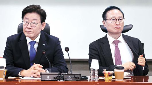 2023년 1월 31일 이재명 당시 더불어민주당 대표가 서울 여의도 국회 의원회관에서 열린 민주당의 길 1차 토론회에 참석하고 있다. 오른쪽은 홍영표 당시 민주당 의원. 뉴스1