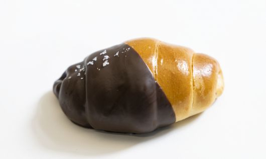 누텔라 초콜릿, 카야 코코넛 잼 등을 토핑으로 얹은 그랜드 하얏트 호텔 ‘더 델리’의 소금빵. 최영재 기자