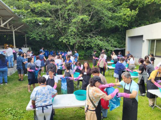 지난 8일부터 11일까지 3박 4일간 '제주와 함께하는 마음의 고향 여행'에 나선 입양인들이 염색체험을 하고 있다. 사진 제주관광공사