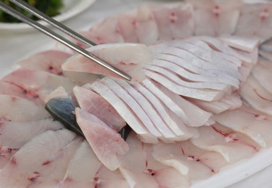 전남 신안군 송도위판장에서 판매하는 병어회. 중앙포토