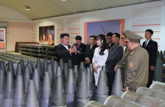 북한 노동당 기관지 노동신문은 김정은 당 총비서가 전날인 13일 중요군수공업기업소를 현지지도했다고 14일 보도했다. 사진은 김 총비서가 딸 주애와 함께 기업소 내부를 둘러보는 모습. 노동신문=뉴스1