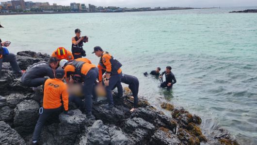 14일 제주 함덕해수욕장 익수자 구조 장면. 사진 제주도소방안전본부