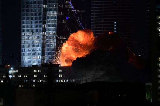 13일 이란의 탄도 미사일 공격으로 텔아비브의 한 건물이 일부 파괴된 모습. AFP=연합뉴스