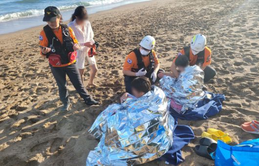 14일 제주 중문색달해수욕장에서 구조된 미국 청소년들. 사진 제주도소방안전본부