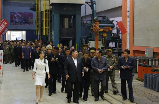 북한 노동당 기관지 노동신문은 김정은 당 총비서가 전날인 13일 중요군수공업기업소를 현지지도했다고 14일 보도했다. 사진은 김 총비서가 딸 주애와 함께 기업소 내부를 둘러보는 모습. 노동신문=뉴스1
