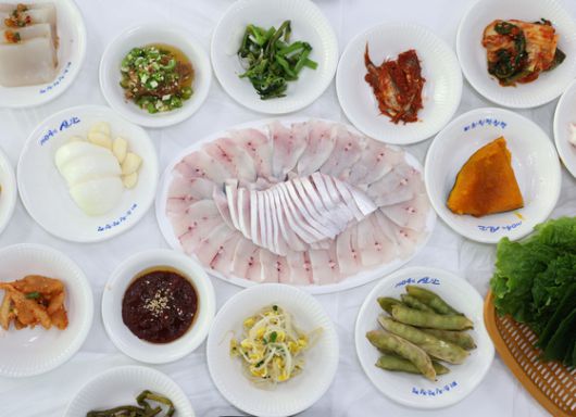 전남 신안군 송도위판장에서 판매하는 병어회. 중앙포토