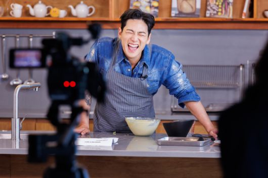 담백하게, 자신만의 표현으로 워터밤에서 공연을 하고 있는 백호    사진 백호 인스타그램