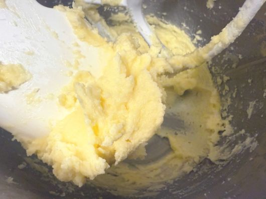 머핀을 반죽할 때 달걀은 나눠 넣어서 반죽과 분리되지 않도록 섞어주는 게 중요하다. 사진 염혜민