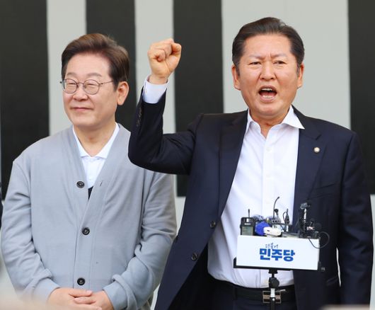 더불어민주당 장경태(왼쪽부터), 김용민, 민형배, 강준현, 김문수 의원이 11일 서울 여의도 국회 소통관에서 검찰청법 폐지법안, 공소청 신설법안 등 검찰개혁을 위해 발의한 법안들에 대해 설명하고 있다. 연합뉴스