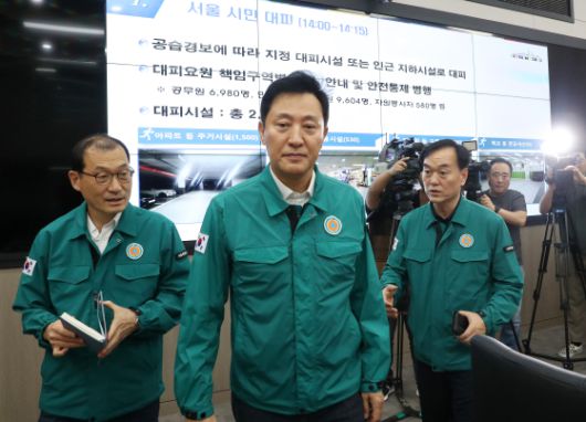 오세훈 서울시장이 서울 중구 서울시청 충무기밀실에서 열린 을지연습 연계 공습대비 민방위 훈련에서 관계자들로부터 상황을 보고받고 있다. [사진 공동취재단]