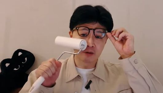 한동훈 전 국민의힘 대표가 지난 6일 '얼굴에 돌돌이하는 한동훈입니다'라는 제목으로 라방(라이브방송)을 하고 있다. 사진 유튜브 채널 '한동훈' 캡처