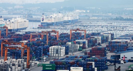 13일 경기 평택시 포승읍 평택항에 수출용 컨테이너와 차량들이 세워져 있다.  도널드 트럼프 미국 대통령이 지난 12일(현지시간) 투자 촉진을 위해 현재 25%인 자동차 관세를 머지않은 시점에 추가로 인상할 수 있다고 밝혀 국내 자동차 산업이 타격을 받을 것으로 예상되고 있다. 뉴스1