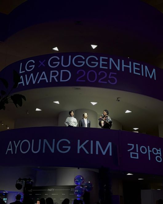 진나달 8일(현지시간) 뉴욕 구겐하임 미술관에서 열린 제3회 LG 구겐하임 어워드 시상식. 왼쪽부터 박설희 LG 브랜드담당 수석, 수상자 김아영, 나오미 벡위스 구겐하임미술관 관장 직무대리. 사진 갤러리현대