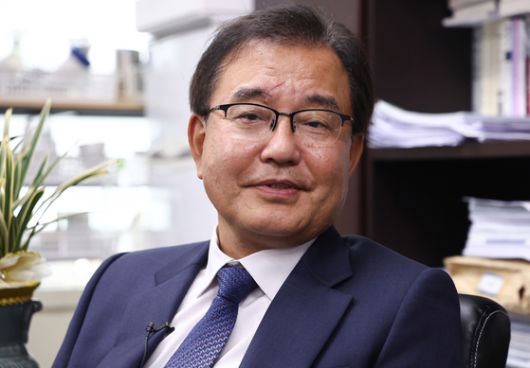 이명현 특검은 군 수사에 경험이 있는 법조계 인사 중심으로 특검보를 물색하고 있다. 김정민 변호사에게 특검보를 제안했으나 사건 변호인인 탓에 공정성 논란 등이 발생할 수 있어 김 변호사가 거절했다. 연합뉴스