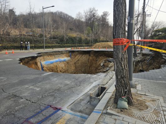 지난 3월 강동구 명일동에서 발생한 싱크홀 현장. 이수민 기자