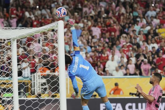 알 아흘리 골키퍼 엘셰나위가 메시의 득점 기회를 저지하고 있다. [AP=연합뉴스]