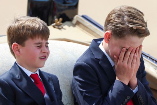 14일 눈을 감은 루이(왼쪽) 왕자와 두손으로 얼굴을 가린 조지 왕자. 로이터=연합뉴스