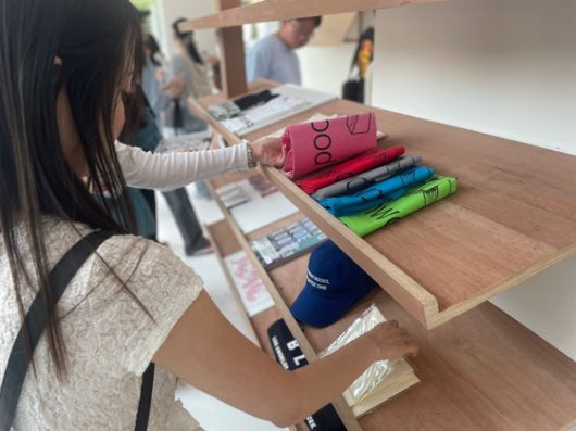 관람객이 츠타야가 서울 팝업을 위해 큐레이션한 아이템을 살펴보고 있다. 김세린