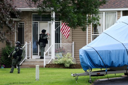 현지시간 14일, 미국 미네소타주 브루클린 파크의 미니애폴리스에서 발생한 총격 사건과 관련 경찰이 사건이 발생한 지역 주변을 수색하고 있다. 로이터=연합뉴스