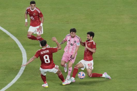 인터 마이애미 메시(가운데)를 집중마크하는 알 아흘리. [AP=연합뉴스]