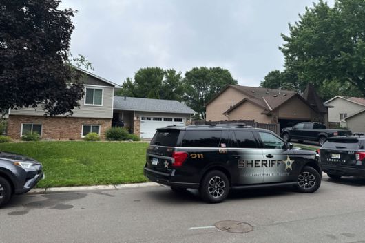 미국 경찰이 14일(현지시간) 미네소타주 챔플린에서 총격을 받고 부상을 당한 존 호프먼 주 의회 상원의원의 자택을 조사하고 있다. AP=연합뉴스