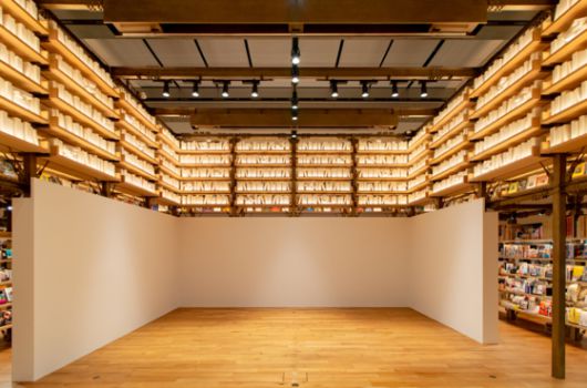 긴자 츠타야서점에 설치된 상설 아트리움 전시 공간. CCC ART LAB