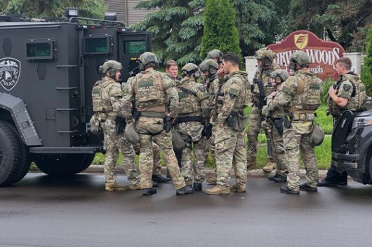 현지시간 14일 미네소타주 브루클린 파크에서 민주당 소속 주 의회 의원을 노린 총격 사건과 관련 수사 당국이 조사를 벌이고 있다. AP=연합뉴스