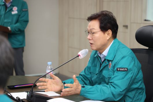 박완수 경남지사가 11일 청록색 민방위복을 입고 ‘2025년 여름철 풍수해ㆍ폭염 대책 점검회의’를 진행했다. [사진 경남도]