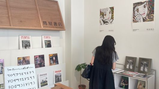 츠타야 서울 팝업에서 일본 아트 매거진을 살펴보는 소비자. 김세린
