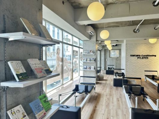 공간 브랜딩 확장을 위해 필라테스와 서점을 결합한 콘셉트를 구현한 CCC. tsutaya conditioning pilates