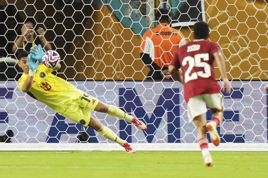 인터 마이애미 골키퍼 우스타리(왼쪽)가 알 아흘리의 페널티킥을 막아내고 있다. [AP=연합뉴스]