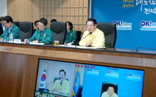 김영록 전남지사가 지난 5일 화상 안전점검회의에서 노란색 민방위복을 입고 회의에 참석했다. [사진 전남도]