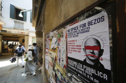 지난 12일(현지시간) 이탈리아 베니스의 한 벽에 ‘제프 베조스 결혼식 반대’ 시위 포스터가 붙어 있다. AP=연합뉴스